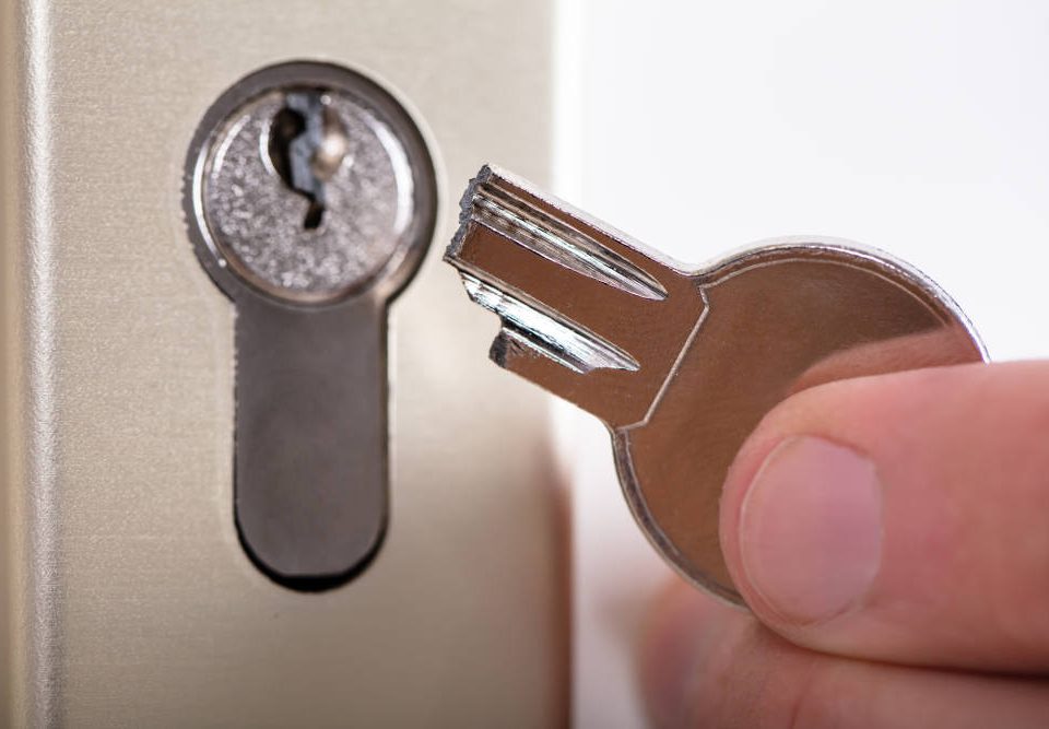 Jak usunąć złamany klucz z zamka