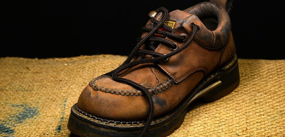 Jak naprawić zdarte czubki butów